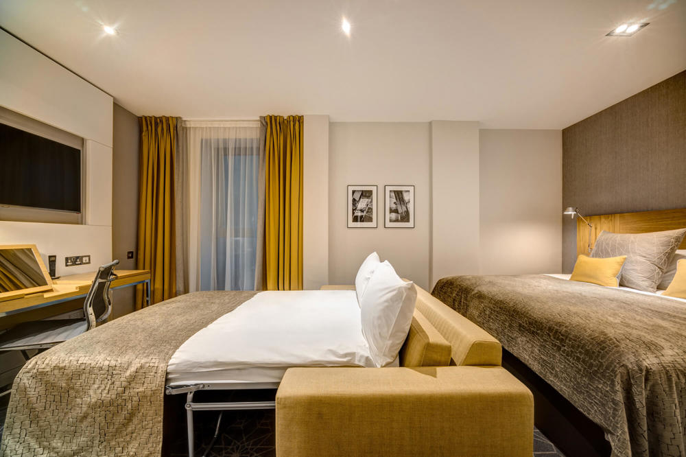 Family Room with bed, sofa-bed and desk with TV