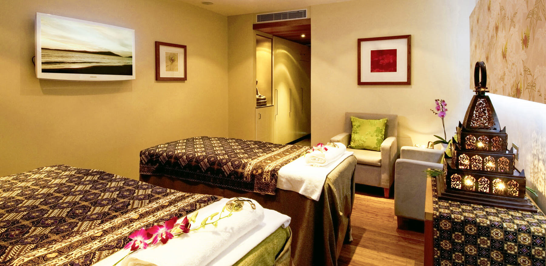Double treatment room with two massage tables
