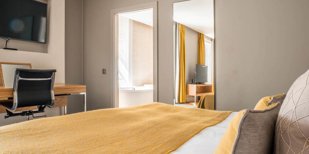 Master Suite with king size bed at Apex Waterloo Place Hotel