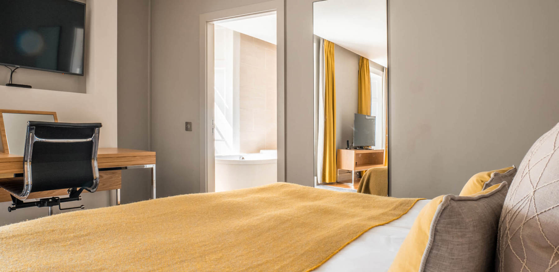 Master Suite with king-size bed at Apex Waterloo Place Hotel