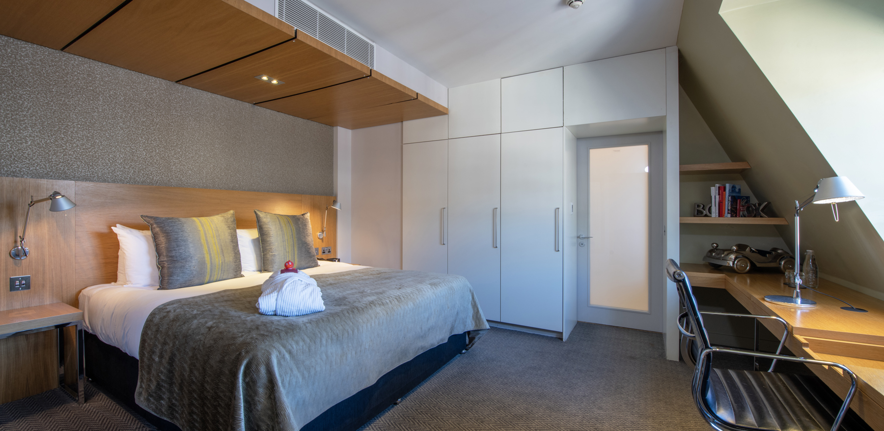 Master Suite bedroom with bed and desk at Apex Temple Court Hotel