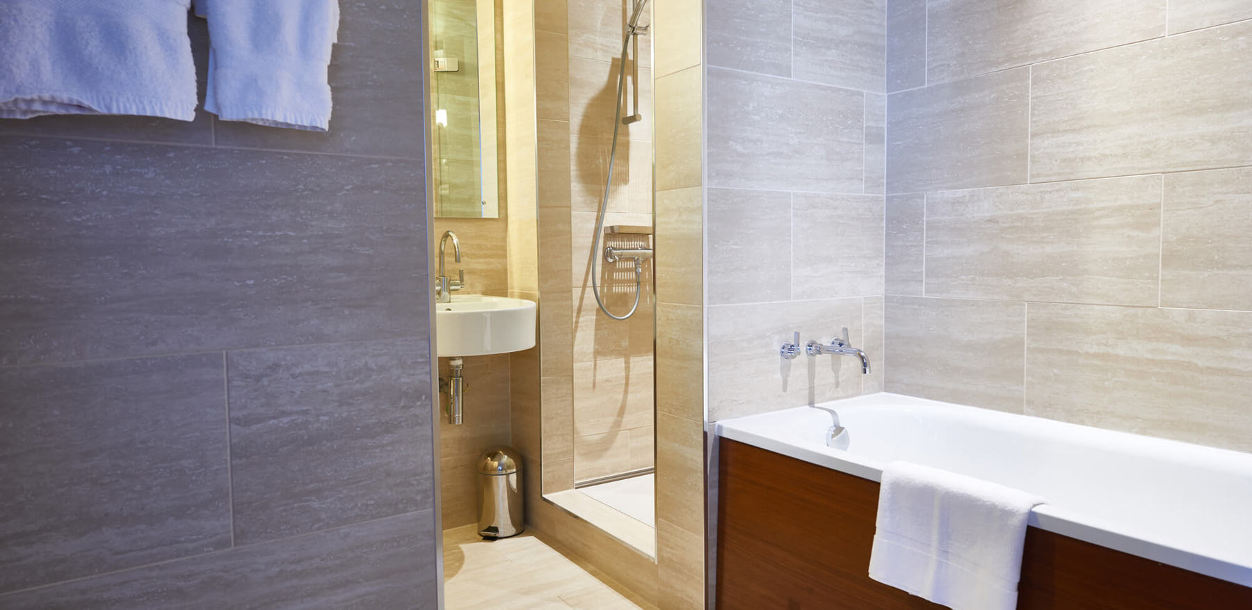 Deluxe Room bathroom with bath and walk-in shower at Apex City of London Hotel
