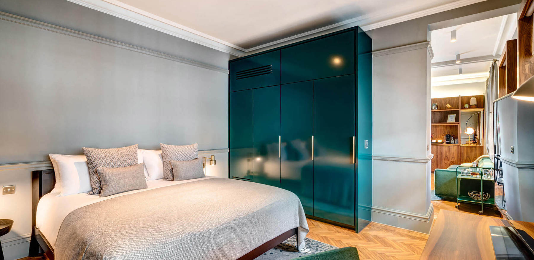 Grand Suite bedroom with bed and wardrobe at Apex Temple Court Hotel